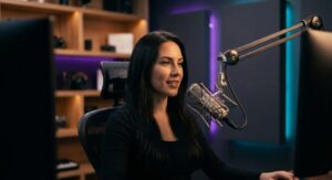 ノートPC、カメラ、専用マイクが配置された理想的なストリーマー向けデスク環境のイメージ。